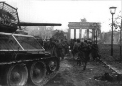 Т-34-85Э с номером к230 во время Битвы за Берлин.jpg