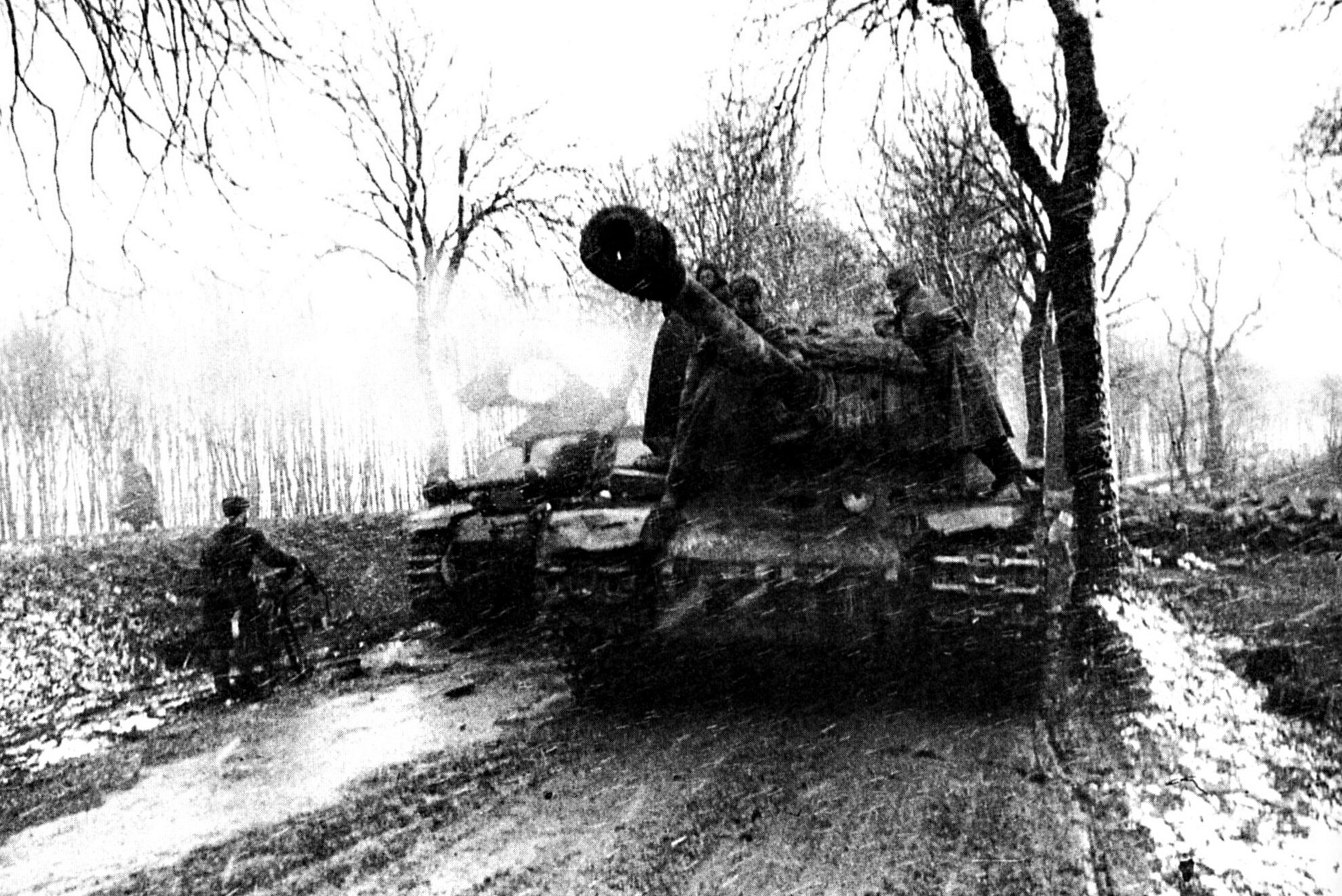 2 апреля 1944 года. ИС-2 В боях 1945. Танк ИС 2 В Берлине. Тигр танк 1944-1945.