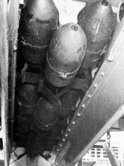 Бомбы в бомбоотсеке Ту-2.jpg