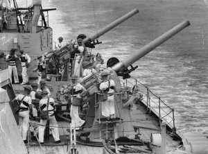 102-мм орудия QF Mark.V на HMAS «Сидней», 1940