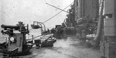102mk5 Правый борт линейного крейсера «Худ» слева 102-мм орудие QF Mark.V, справа — кранцы первых выстрелов.jpg