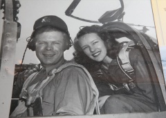 Помолвленные Ричард и Марджори в кабине P-38.jpg