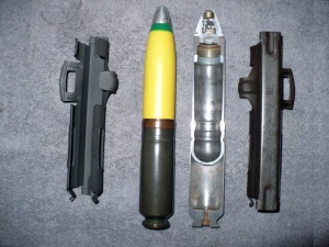 Выстрелы к пушке Mk 108 и звенья ленты. Желтая окраска снаряда маркирует Minengeschoß а зеленый поясок — наличие самоликвидатора