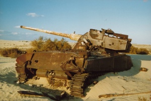 Вид на заднюю половину египетского M4A4 FL10 потерянного в ходе Суэцкого кризиса, в 1957 году.jpg