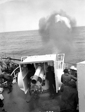 Моряки корвета HMCS «Шербрук» ведут огонь из 102-мм орудия Mk IX