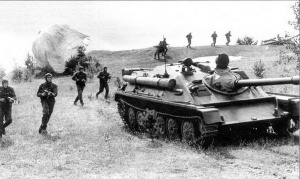АСУ-85 поддерживают десантников в учебной атаке. 1965 год.jpg
