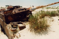 Вид на переднюю половину египетского M4A4 FL10 потерянного в ходе Суэцкого кризиса, в 1957 году.jpg