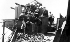 2pdr Перекур у расчета многоствольного «пом-пома», КР «Манчестер», операция «Пьедестал», 12 августа 1942 г..jpg