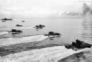 Машины поддержки LVT(A)-1 и LVT(A)-4 в первой волне десанта движутся к о. Плейлу (Пелелиу), 15 сентября 1944 г.