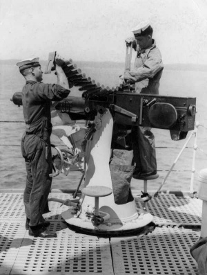 Процесс заряжания «пом-пома» на неустановленном австралийском корабле, 1938