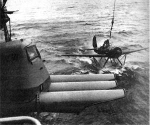 Торпедные аппараты крейсера «Принц Ойген». На снимке также виден приводнившийся гидросамолет «Арадо-196»