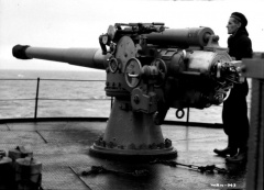 102mk9 102-мм орудие Mark IX HMS «Индефатигейбл».jpg