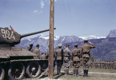 Экипаж Т-34-85 встречающий американскую армию и Шерманы. Австрия где-то рядом с Альпами, после капитуляции Германии..jpg