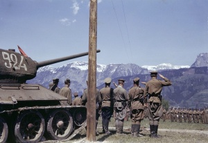 Экипаж Т-34-85 встречающий американскую армию