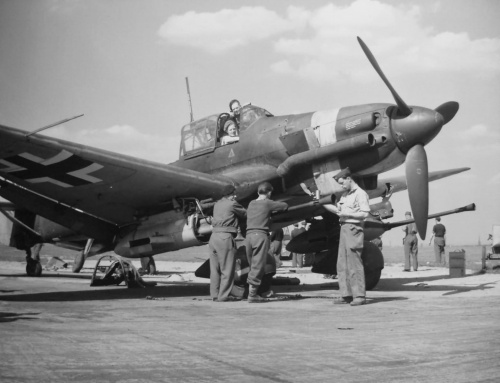 Ju 87G с людьми.jpg