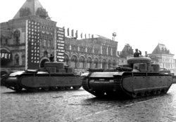 Танки Т-35-1 (справа) и Т-35-2 (слева) на параде в Москве 7 ноября 1933 г.
