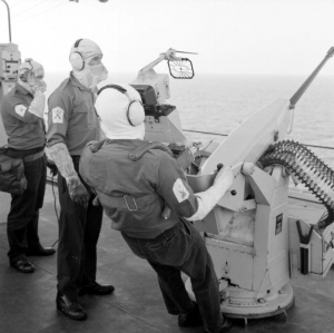 Установка GAM-BO1 на HMS «Инвинсибл». Обратите внимание на привязной ремень наводчика. Без него невозможно стрелять с большим возвышением ствола.