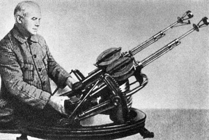 В. А. Дегтярёв с пулеметом ДА-2