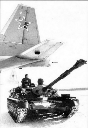 АСУ-85, выгрузившаяся из транспортного самолета АН-12Б. Учения «Двина», март 1970 год.jpg
